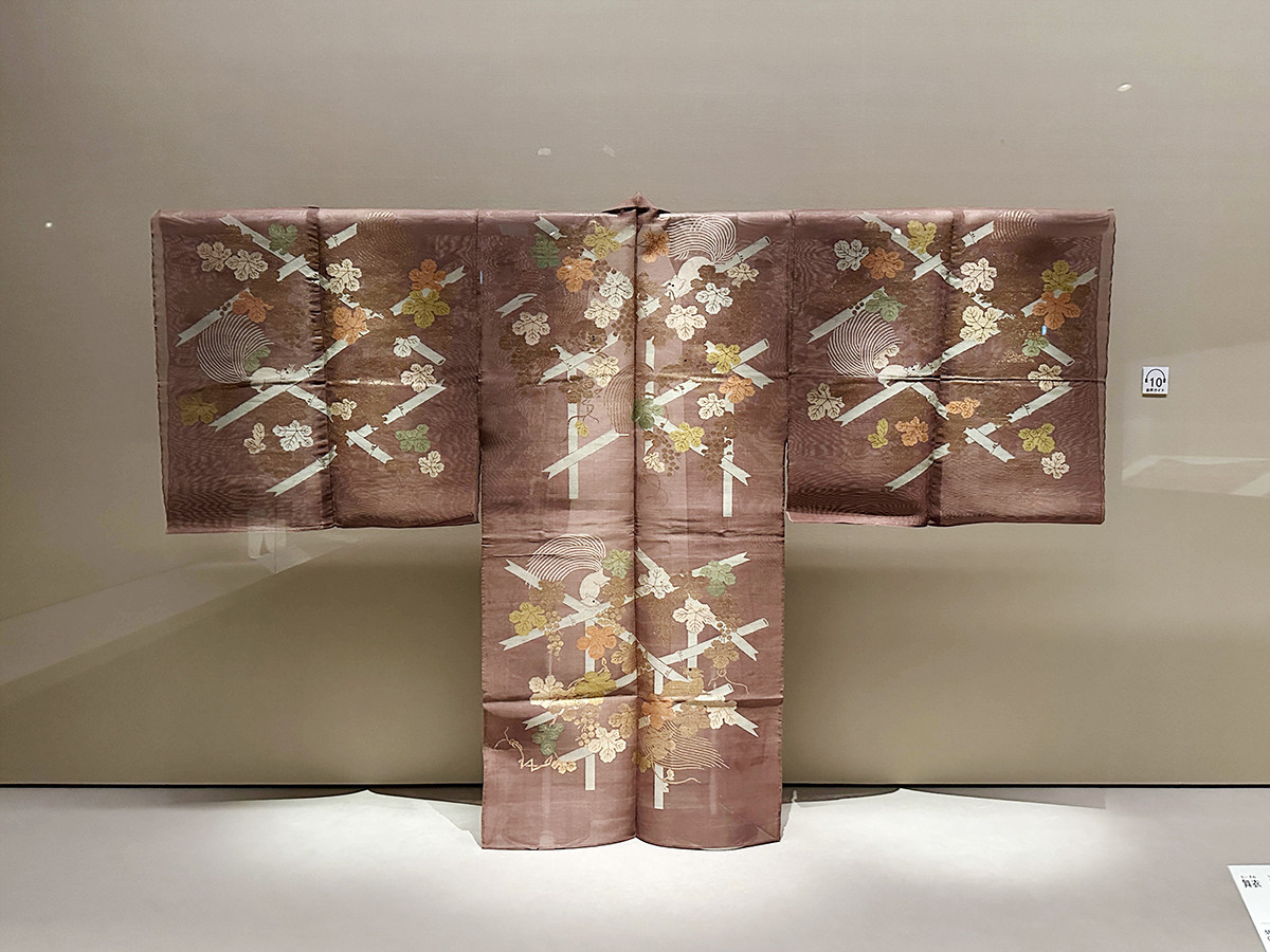 根津美術館「繡と織 ― 華麗なる日本染織の世界 ―」会場より 《舞衣 薄紫地葡萄栗鼠模様》江戸時代 19世紀