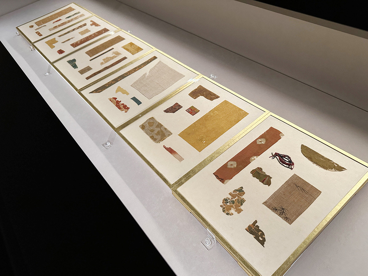 根津美術館「繡と織 ― 華麗なる日本染織の世界 ―」会場より 《残霞帖(上代裂手鑑)》飛鳥~奈良時代 7~8世紀