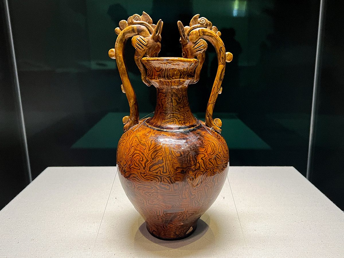 《褐釉絞胎龍耳瓶》唐時代（8世紀）