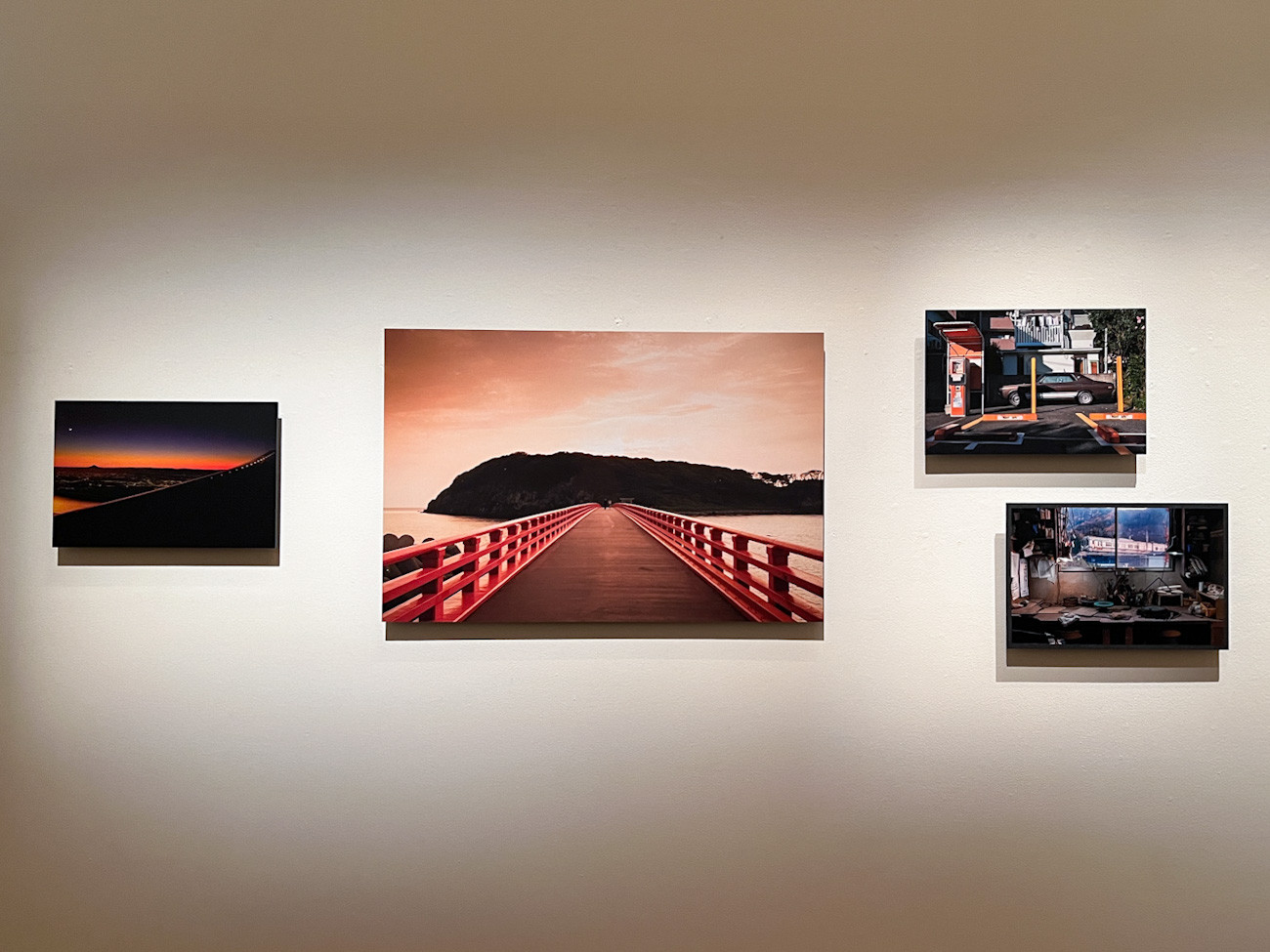 カナダ大使館高円宮記念ギャラリー「やまびこ：野辺地ジョージ写真展」会場