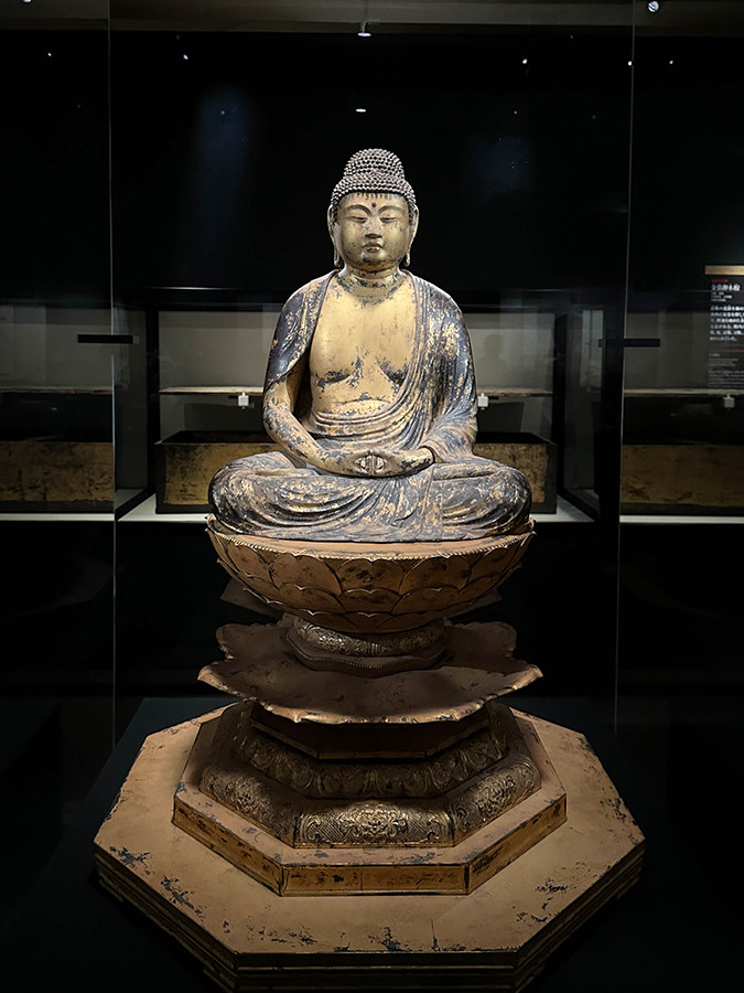 東京国立博物館「中尊寺金色堂」展　会場より　国宝《阿弥陀如来坐像》平安時代・12世紀　中尊寺金色院蔵