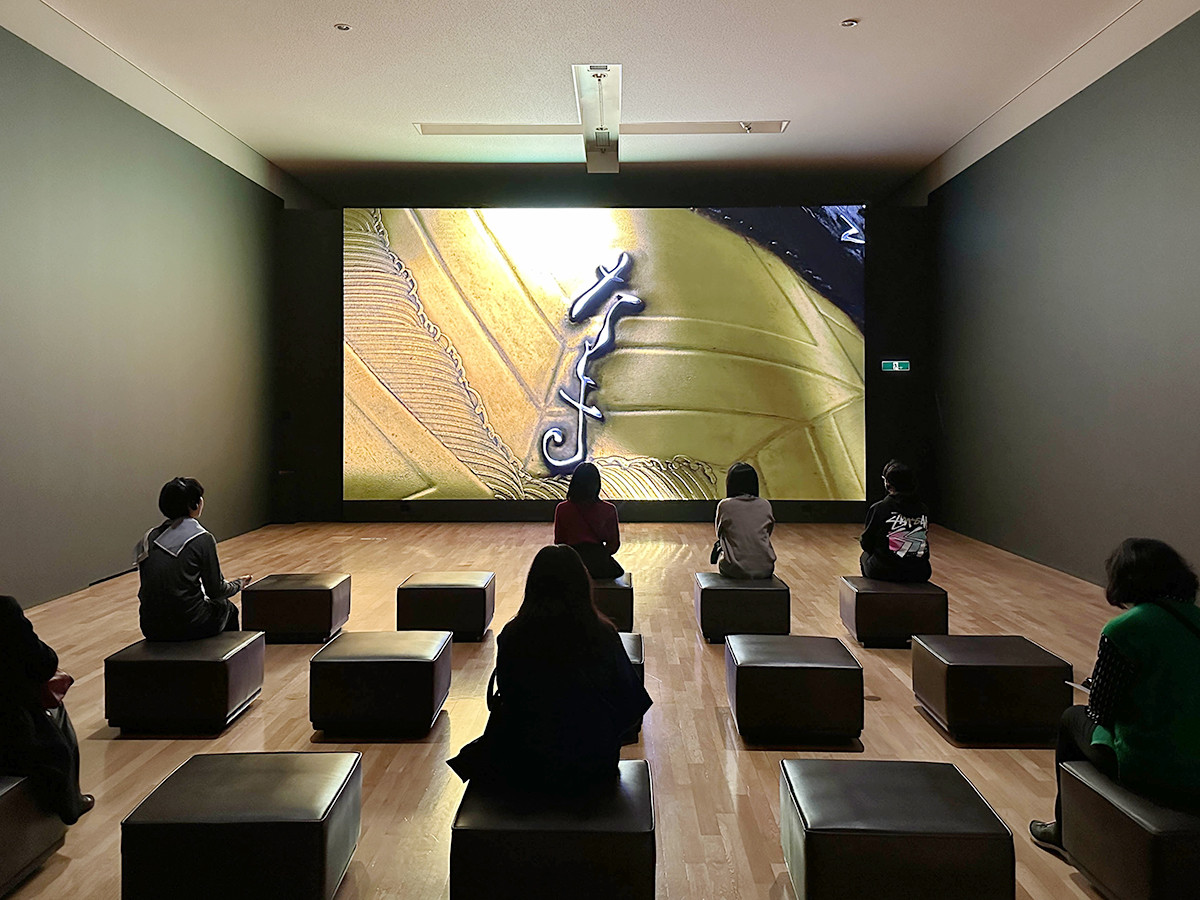 東京国立博物館　特別展「本阿弥光悦の大宇宙」会場より　8K映像「本阿弥光悦の大宇宙」 ©NHK