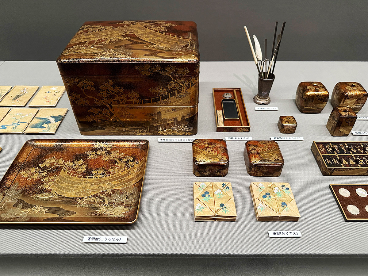 泉屋博古館東京「うるしとともに　― くらしのなかの漆芸美」会場より　《吉野山蒔絵十種香箱》江戸時代　18-19世紀