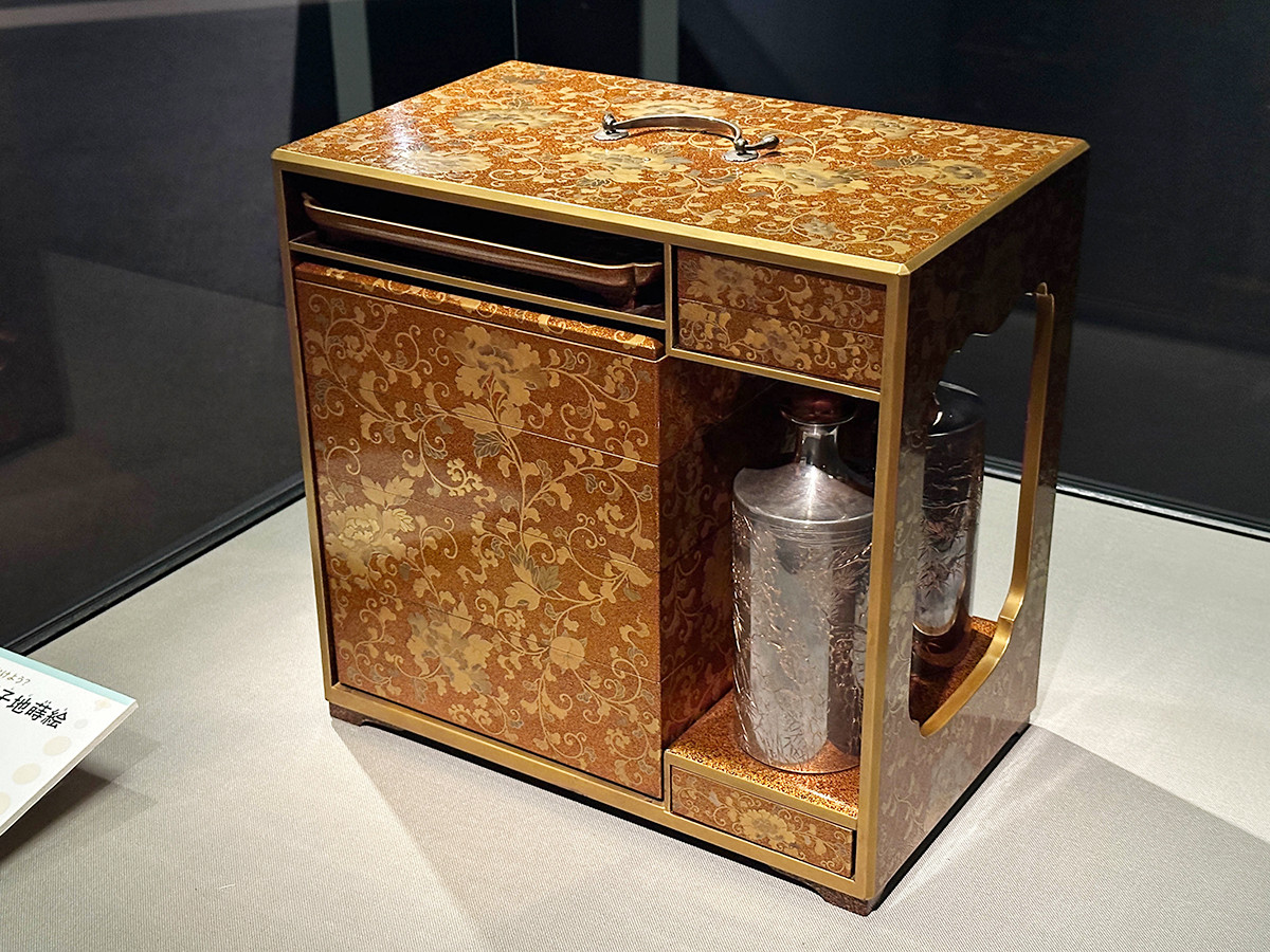 泉屋博古館東京「うるしとともに　― くらしのなかの漆芸美」会場より　《唐草文梨子地蒔絵提重》明治時代　19世紀