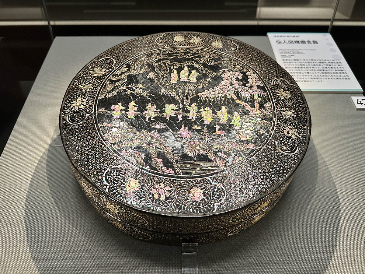 泉屋博古館東京「うるしとともに　― くらしのなかの漆芸美」会場より　《仙人図螺鈿食籠》元時代　14世紀