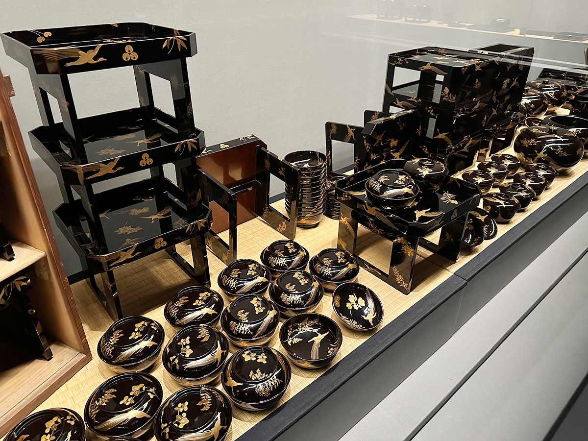 泉屋博古館東京「うるしとともに　― くらしのなかの漆芸美」会場より　《花鳥文蝋色蒔絵会席膳椀具》東門五兵衛　明治時代