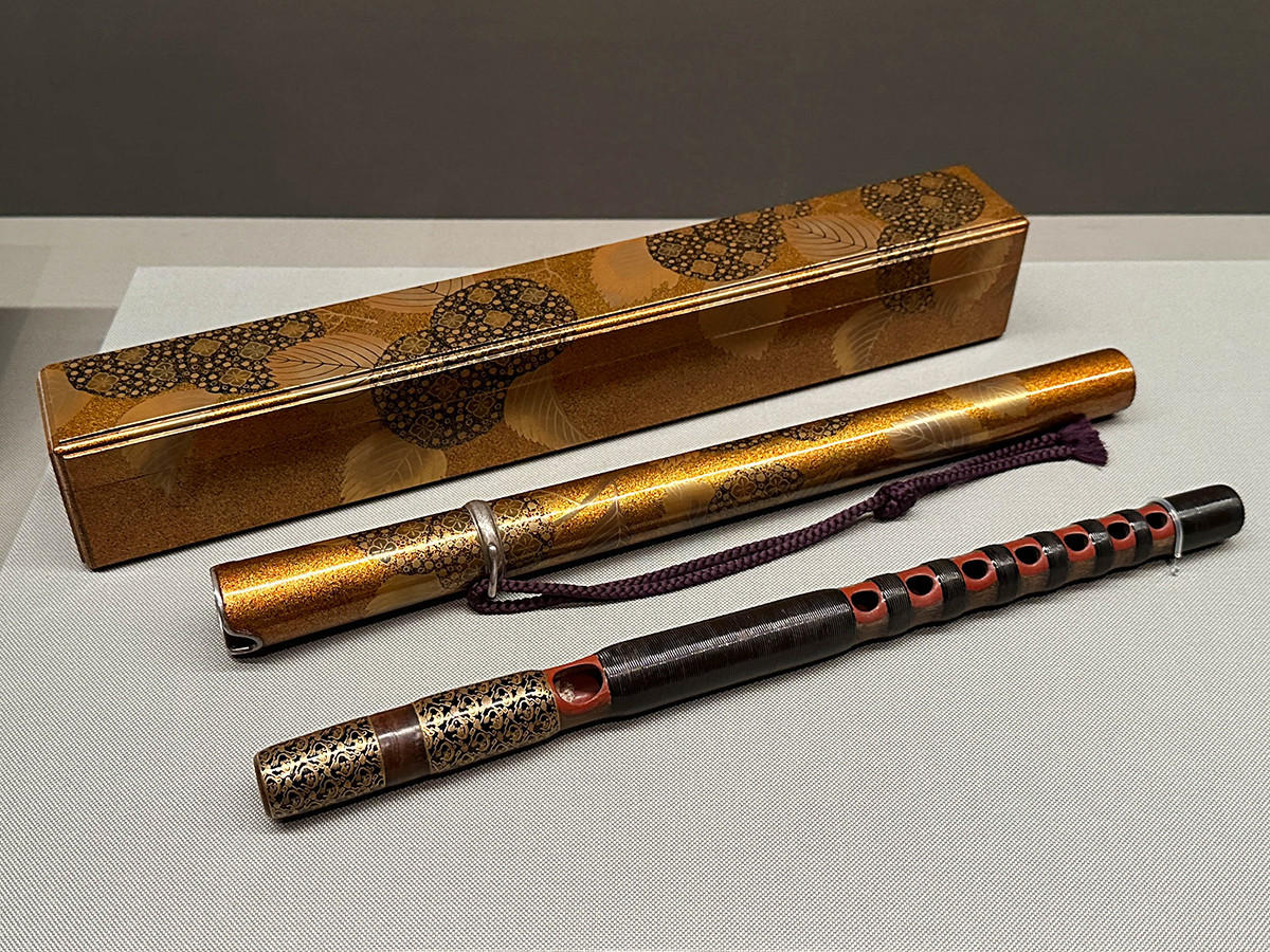 泉屋博古館東京「うるしとともに　― くらしのなかの漆芸美」会場より　《能管 銘「薄雲」》江戸時代 　17世紀