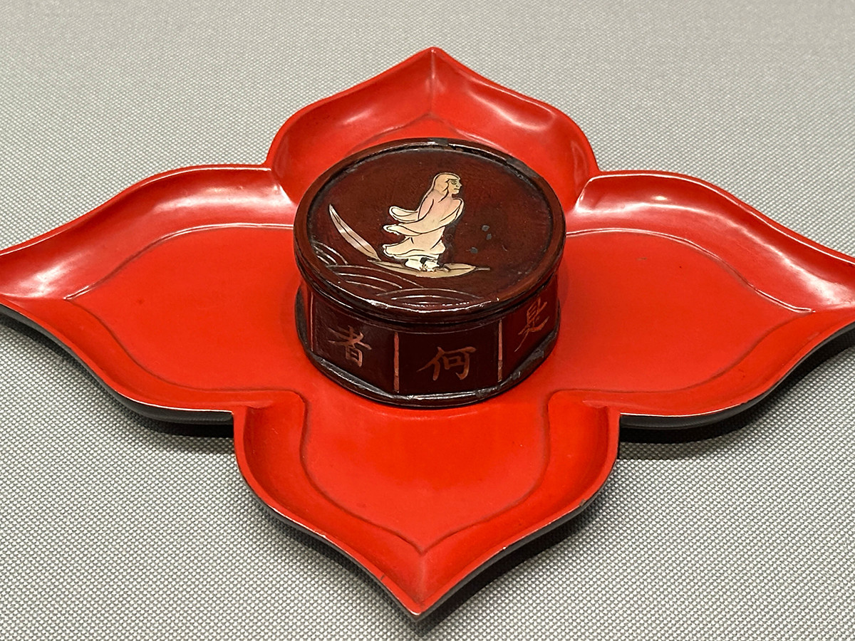 泉屋博古館東京「うるしとともに　― くらしのなかの漆芸美」会場より　《青貝芦葉達磨香合》明時代　16世紀 ／ 《朱塗菱形十字花弁盆》明時代　16世紀