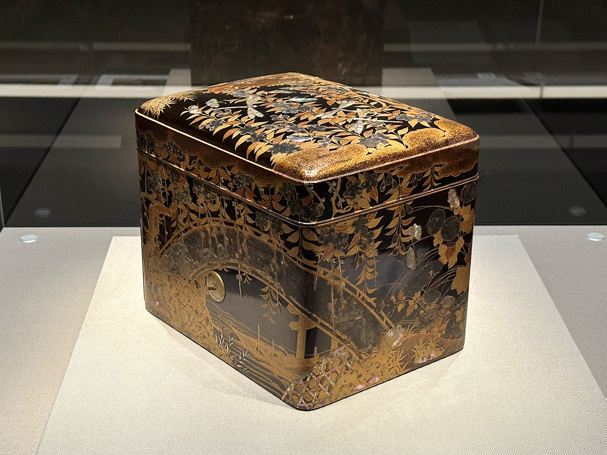 泉屋博古館東京「うるしとともに　― くらしのなかの漆芸美」会場より　《蜻蛉枝垂桜蒔絵香箱》江戸時代　17世紀