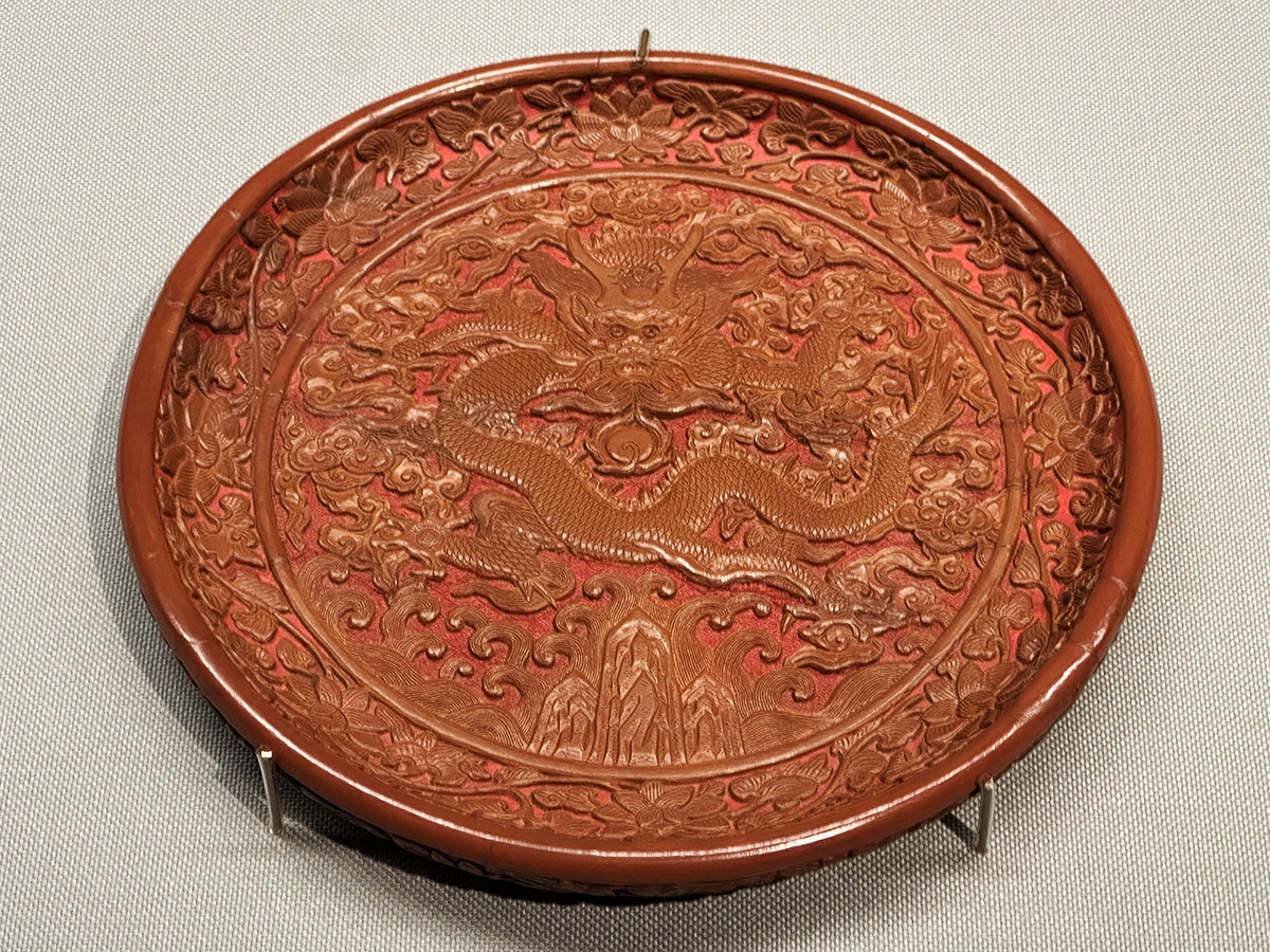 泉屋博古館東京「うるしとともに　― くらしのなかの漆芸美」会場より　《龍図堆黄円盆》明　万暦17年（1589）