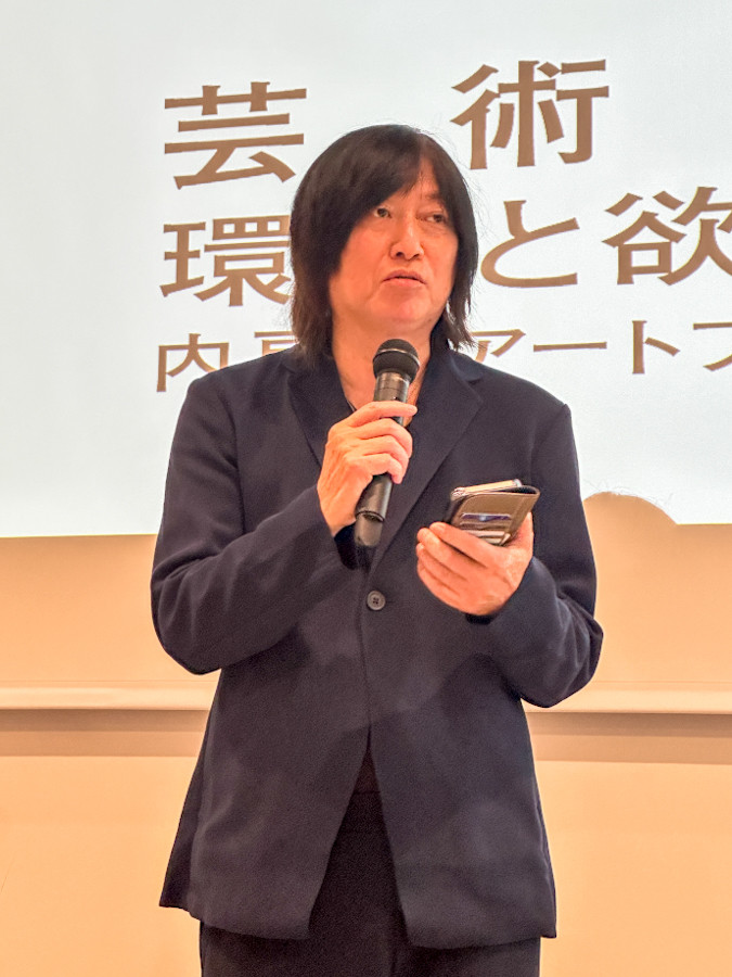 「百年後芸術祭 -内房総アートフェス-」記者会見会場より 「LIVE ART」を説明する小林武史(総合プロデューサー)