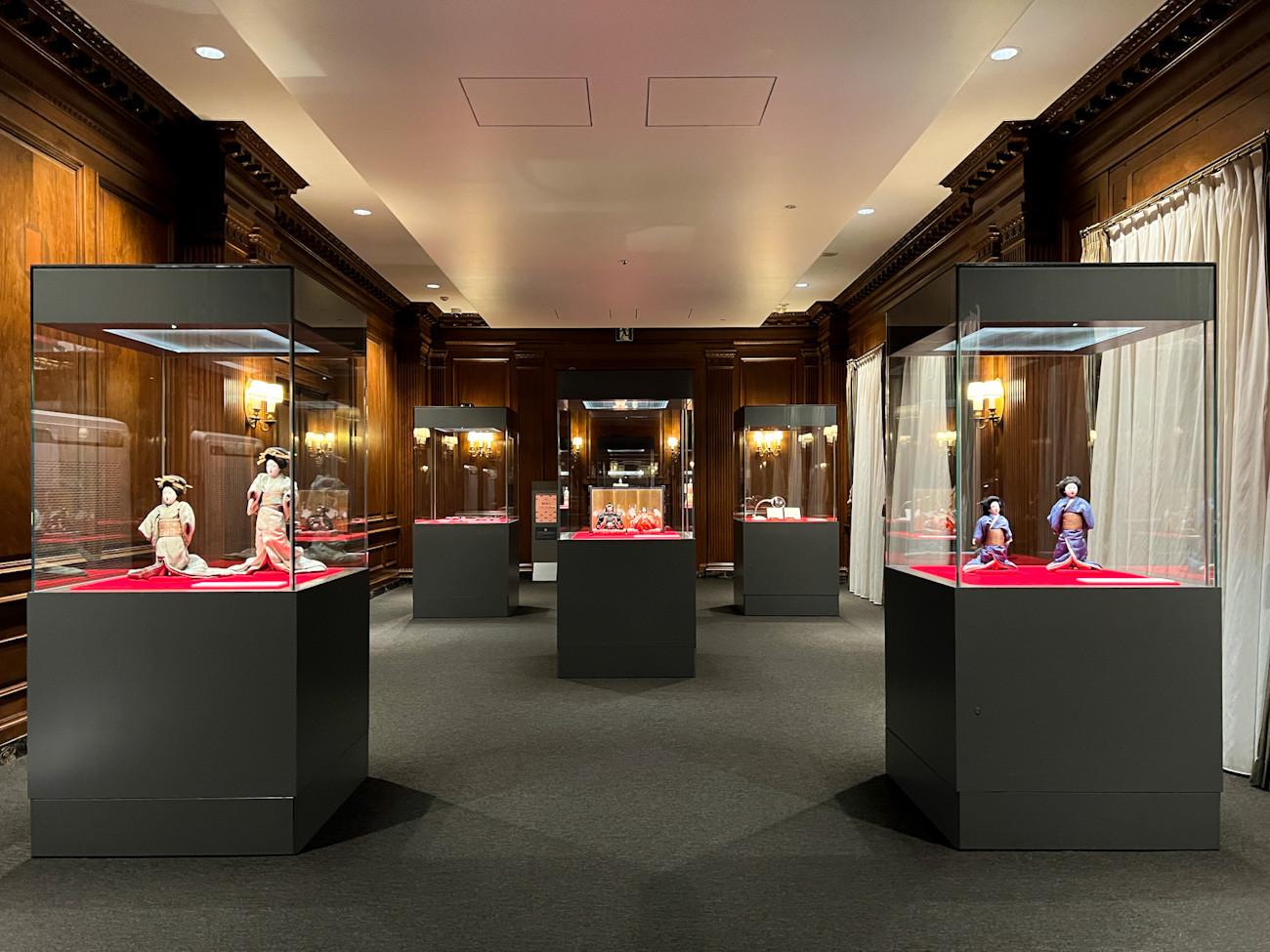 三井記念美術館「三井家のおひなさま」会場