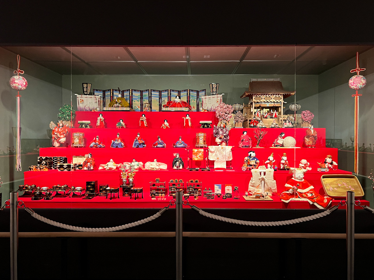 三井記念美術館「三井家のおひなさま」会場