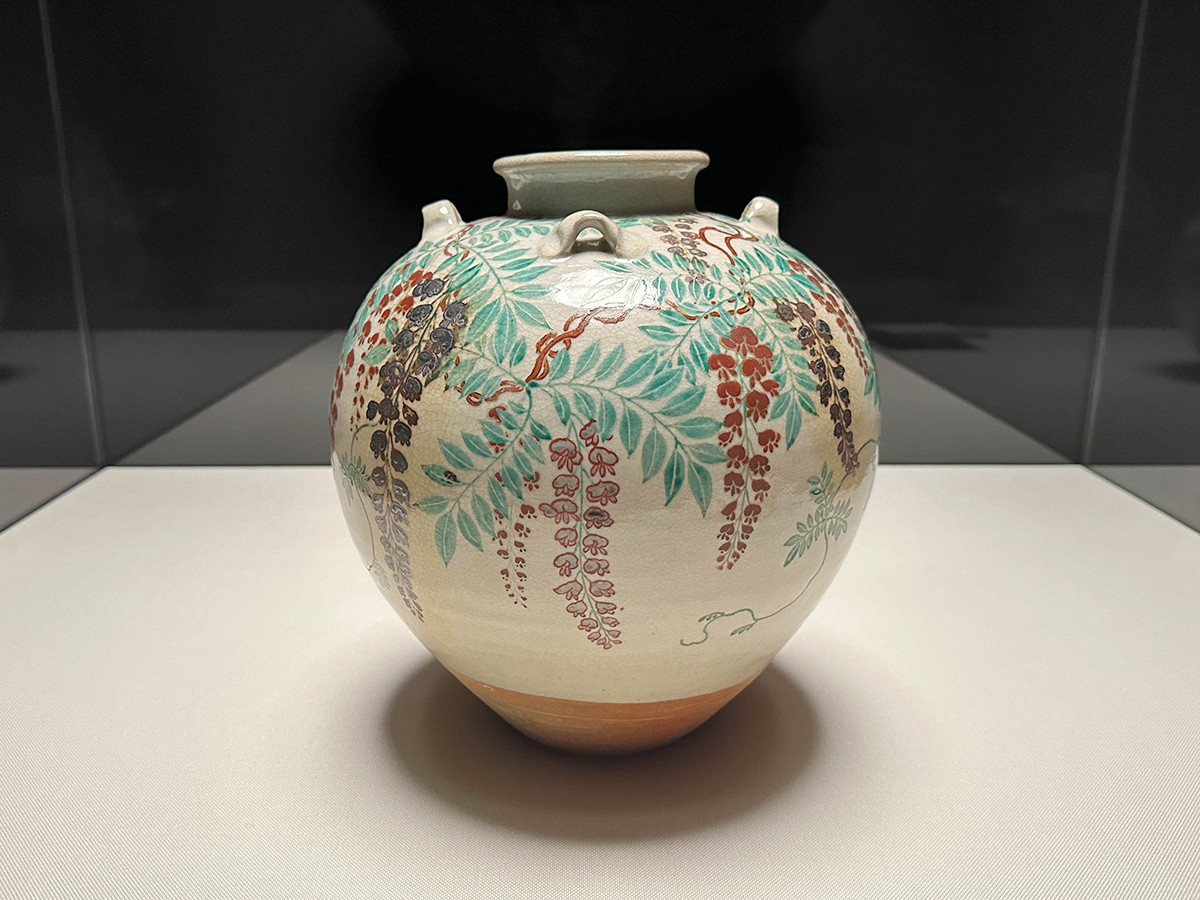 MOA美術館 名品展 国宝「紅白梅図屏風」会場より 国宝 野々村仁清《色絵藤花文茶壺》江戸時代 17世紀