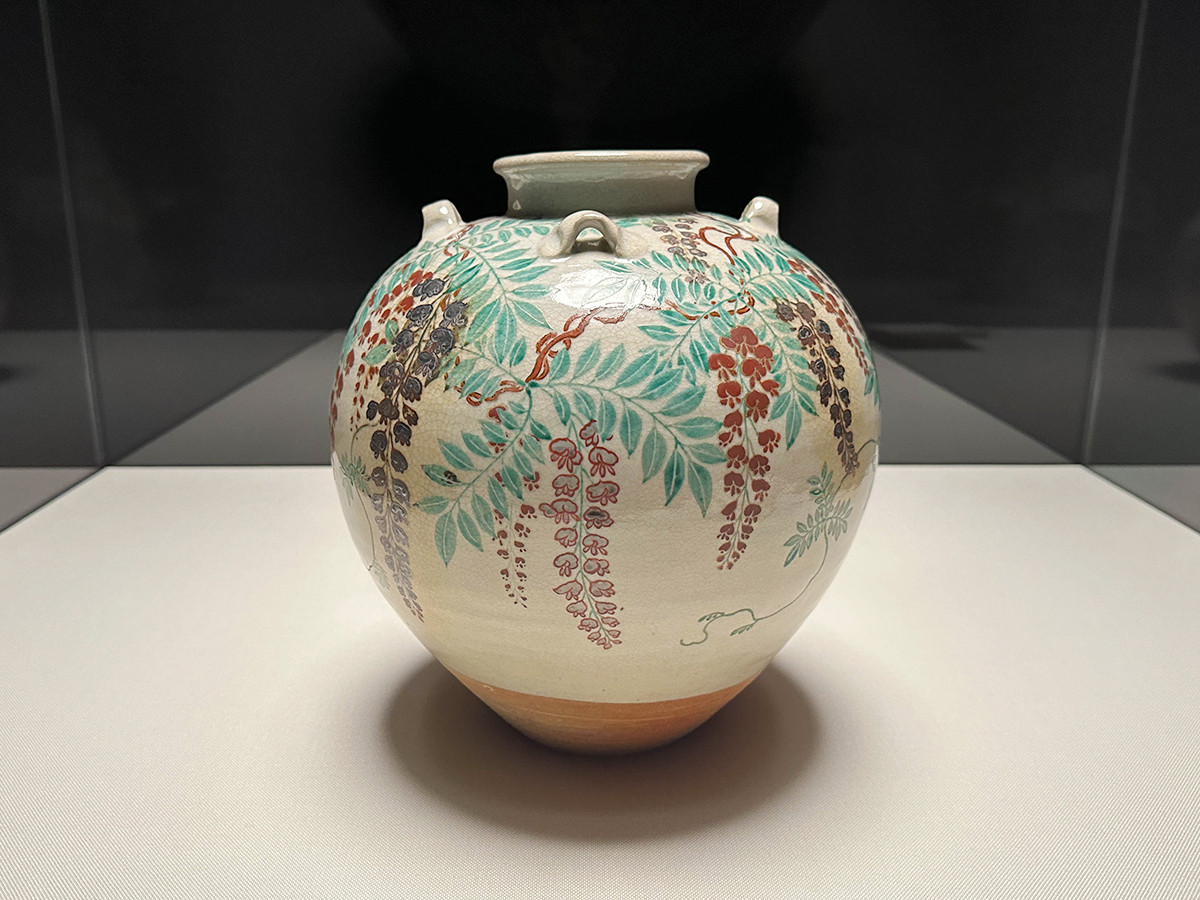 MOA美術館　名品展　国宝「紅白梅図屏風」会場より　国宝　野々村仁清《色絵藤花文茶壺》江戸時代　17世紀