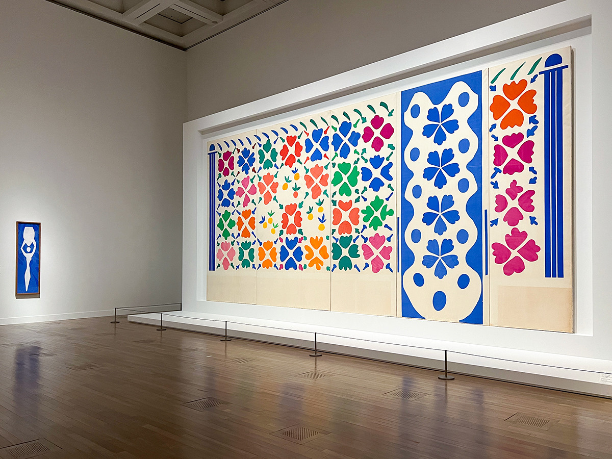 国立新美術館「マティス 自由なフォルム」会場 アンリ・マティス《花と果実 1952〜1953年 切り紙絵 ニース市マティス美術館蔵