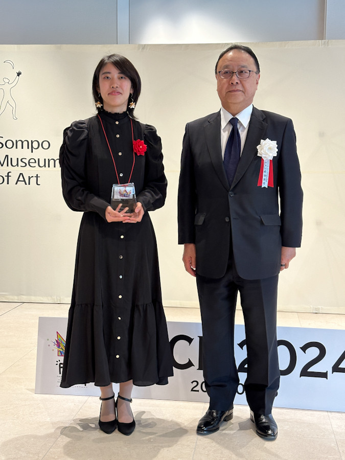 SOMPO美術館「FACE展2024」表彰式会場より　（左から）グランプリの津村光璃さん、公益財団法人SOMPO美術財団 櫻田謙悟 理事長