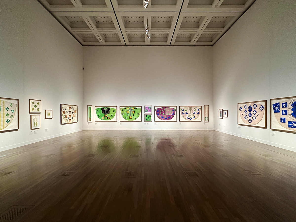 国立新美術館「マティス　自由なフォルム」会場より　Section 5「ヴァンスのロザリオ礼拝堂」展示風景　© Succession H. Matisse