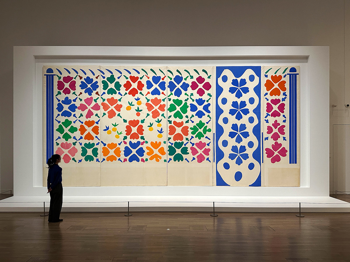 国立新美術館「マティス　自由なフォルム」会場より　アンリ・マティス《花と果実》1952-1953年　ニース市マティス美術館　© Succession H. Matisse