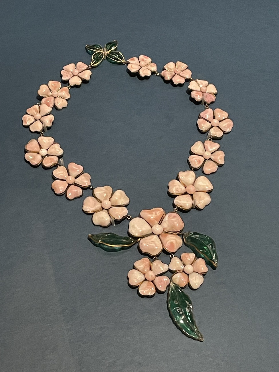 シャネル《ネックレス“花”モチーフ》（制作：メゾン・グリポワ）1938年 細いワイヤーフレームにガラスを流し込んでつくられた花びら。繊細な作品もシャネルの一面と、展覧会監修者でコスチュームジュエリー研究家の小瀧千佐子さんは教えてくれました。