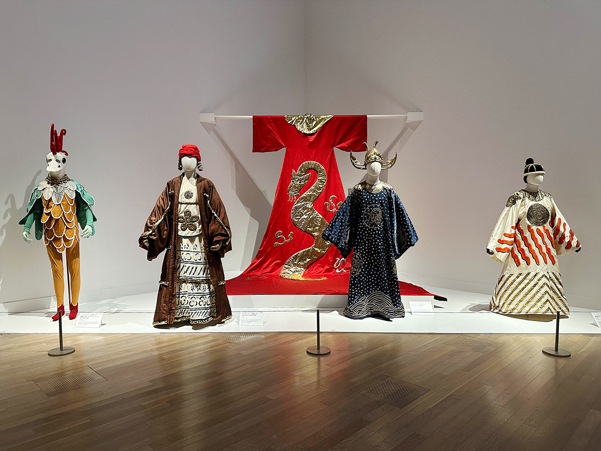 国立新美術館「マティス　自由なフォルム」会場より　（左端）《「ナイチンゲールの歌」の機械仕掛けのナイチンゲールのための衣装》1999年　モンテカルロ・バレエ団 ／ （左から二番目）《「ナイチンゲールの歌」の日本の匠のための衣装》1999年　モンテカルロ・バレエ団 ／ （左から三番目と奥）《「ナイチンゲールの歌」の皇帝のための衣装》1999年　モンテカルロ・バレエ団 ／ （右端）《「ナイチンゲールの歌」の侍従のための衣装》1999年　モンテカルロ・バレエ団