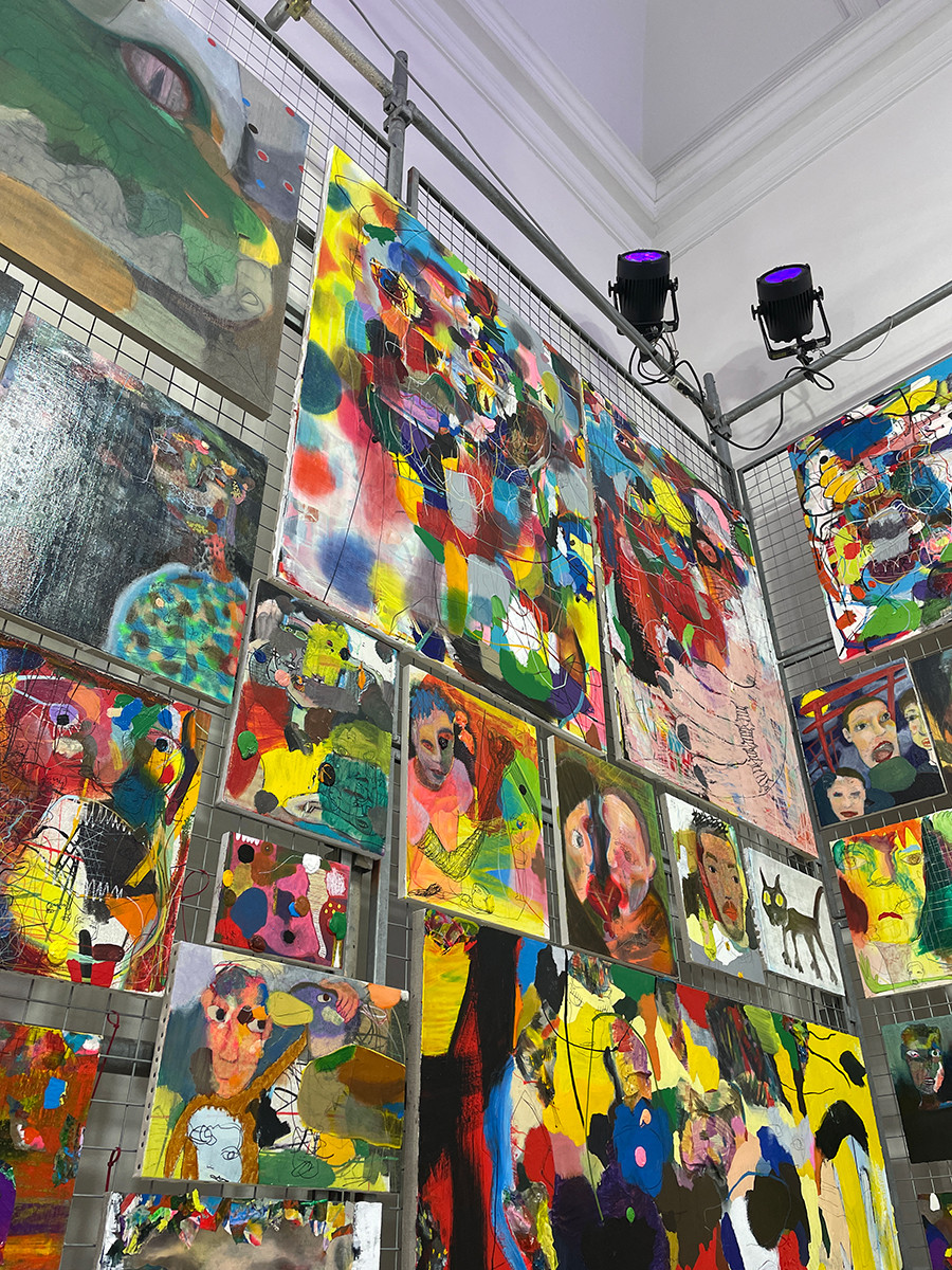 天井近くまでの景色は圧巻 岡本ビショワビクラムグルンさんのコーナー