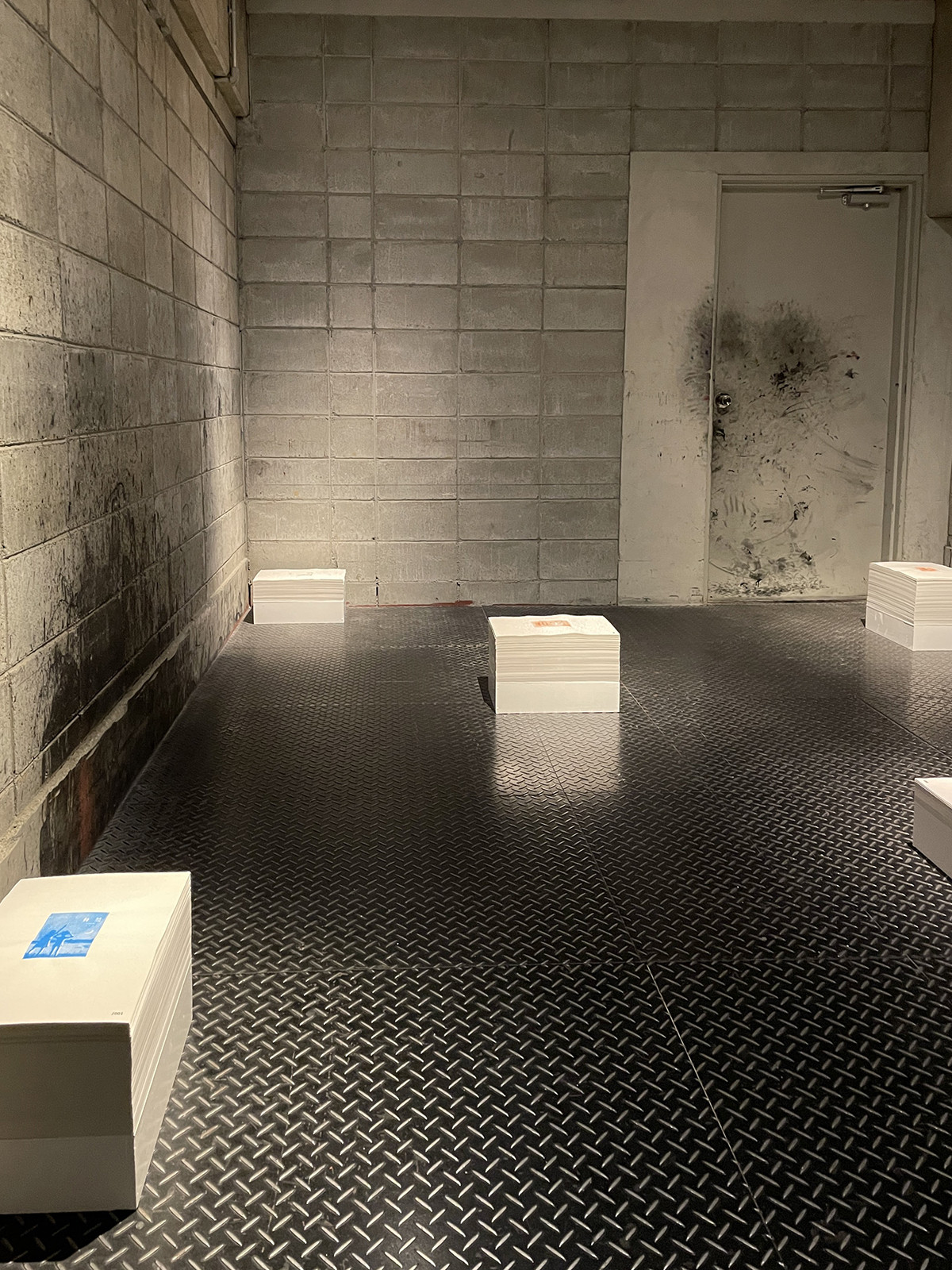 この展示会場を意識して制作されたインスタレーションは劉李杰(Liu Lijie)さんによるもの