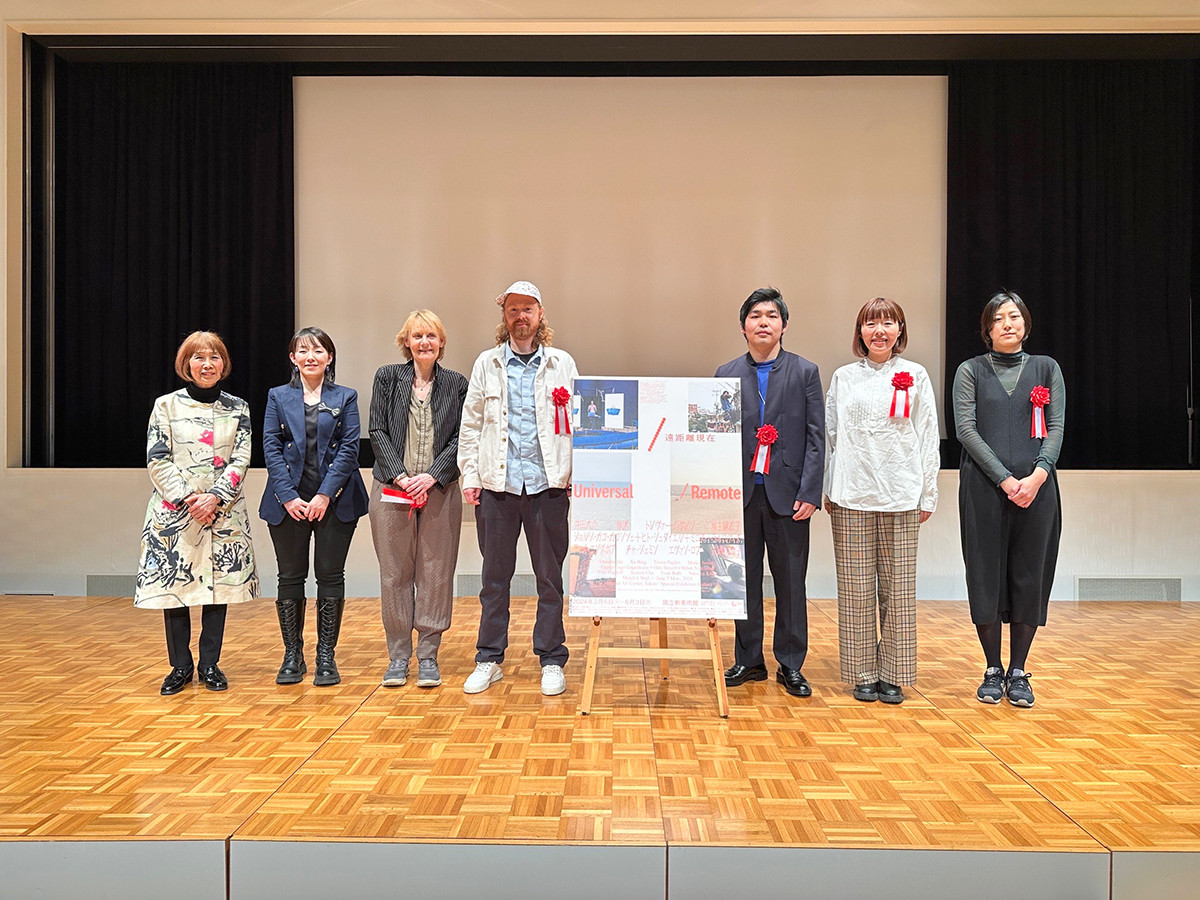 国立新美術館「遠距離現在 Universal / Remote」プレスカンファレンス会場より (左から)逢坂恵理子(国立新美術館 館長)、尹志慧(国立新美術館 特定研究員)、ティナ・エングオフ、エヴァン・ロス、井田大介、地主麻衣子、木浦奈津子