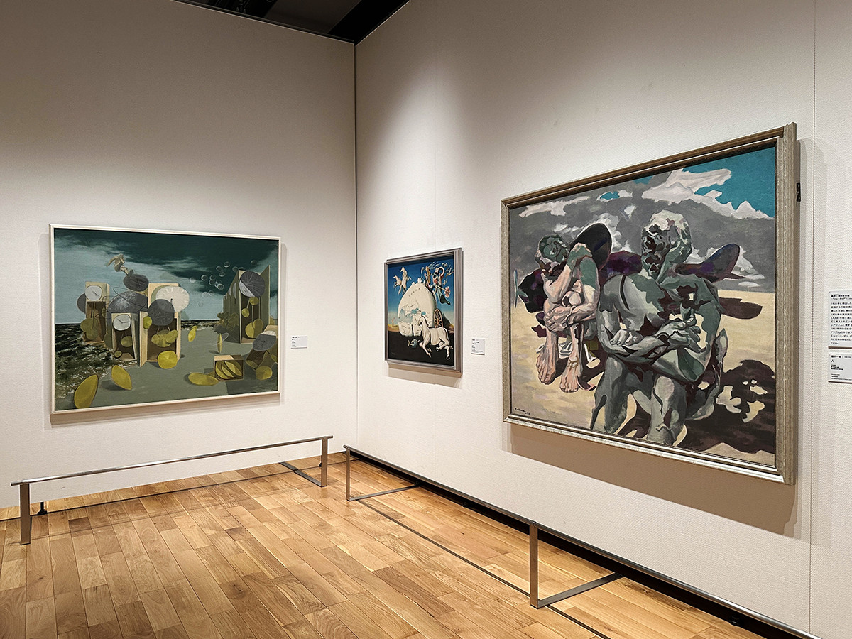 板橋区立美術館「『シュルレアリスム宣言』100年　シュルレアリスムと日本」会場より　（左から）伊藤久三郎《振子》1937年　板橋区立美術館 ／ 米倉壽仁《ヨーロッパの危機（世界の危機）》1936年　山梨県立美術館 ／ 福沢一郎《人》1936年　東京国立近代美術館