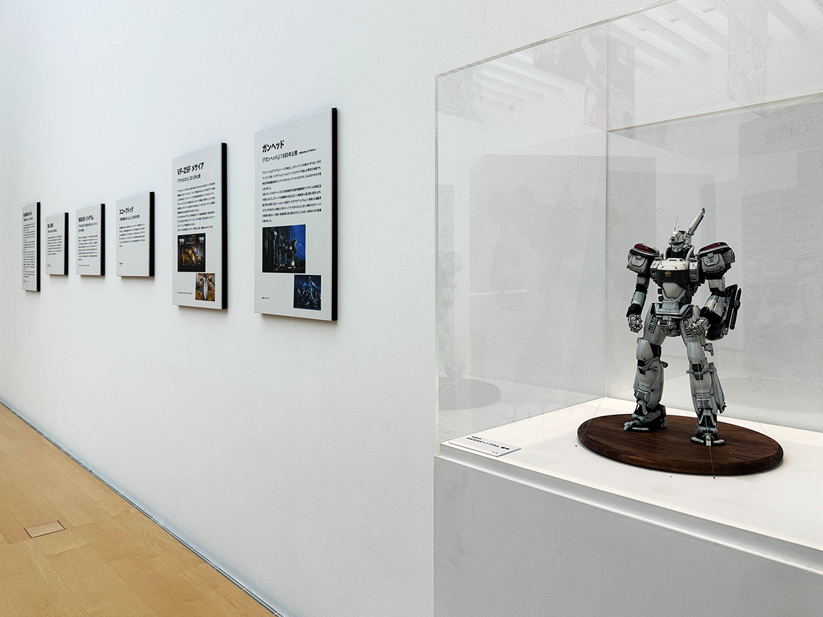 横須賀美術館「日本の巨大ロボット群像」会場より　第1章「日本各地で“現実化”した巨大ロボットたち」