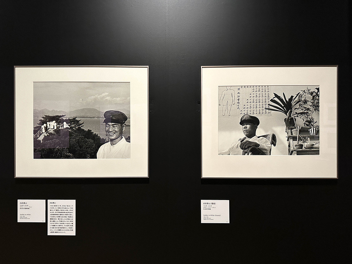 東京ステーションギャラリー「生誕120年 安井仲治 僕の大切な写真」会場より　（左から）《白衣勇士》1940年/モダンプリント制作：2004年 渋谷区立松濤美術館 ／ 《白衣勇士（着座）》1940年/モダンプリント制作：2004年 名古屋市美術館