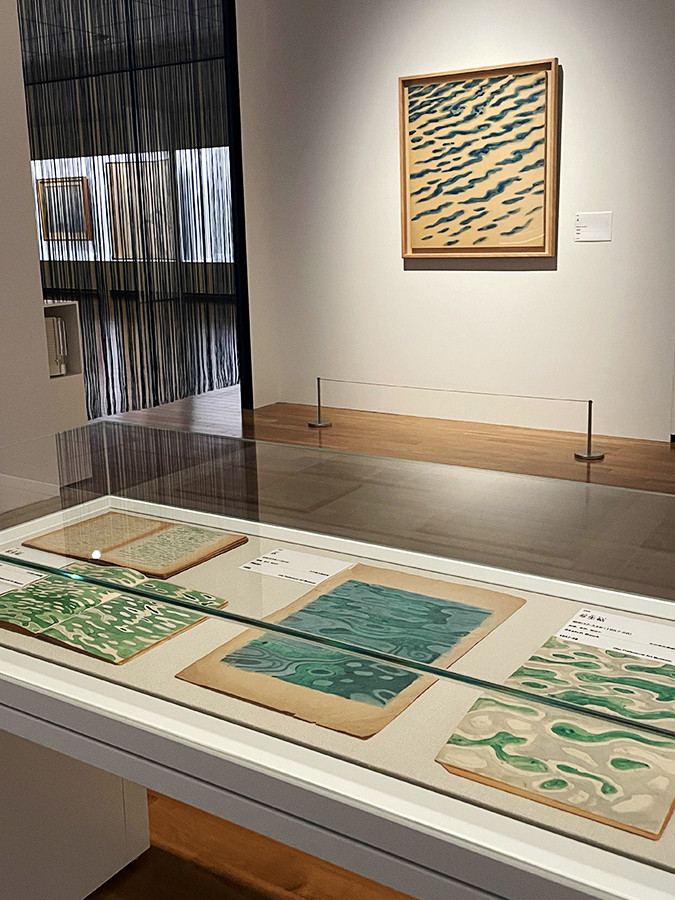 大阪中之島美術館「没後50年 福田平八郎」会場より 右奥壁面の作品が、新発見作品《水》