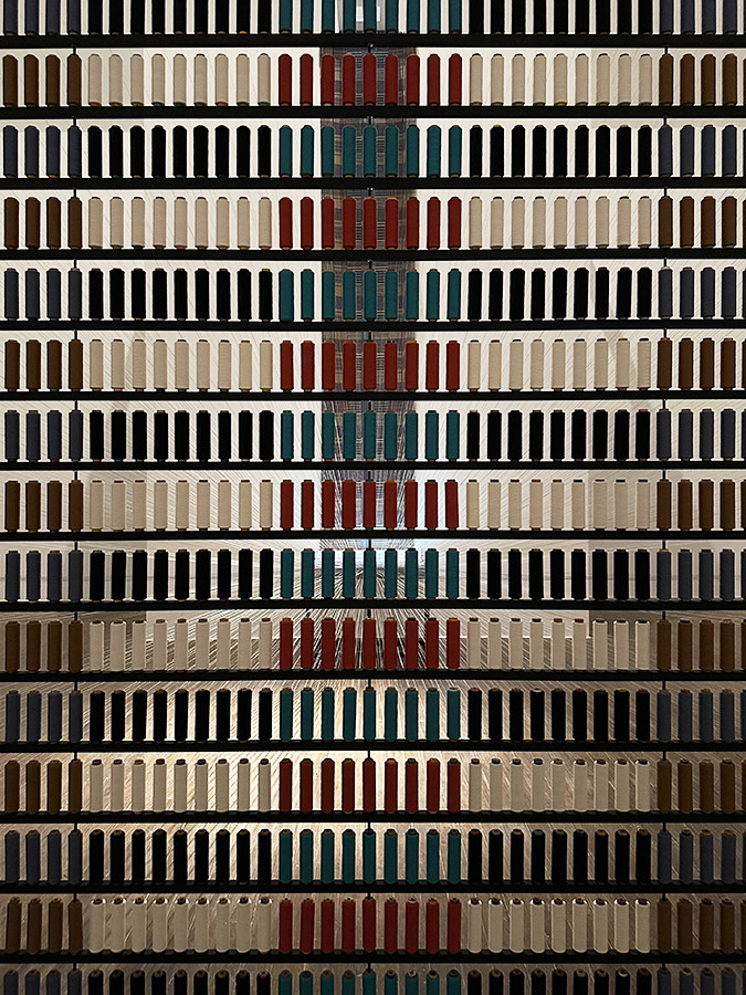 水戸芸術館「須藤玲子：NUNOの布づくり」会場より　ジャカード織物「カラープレート」