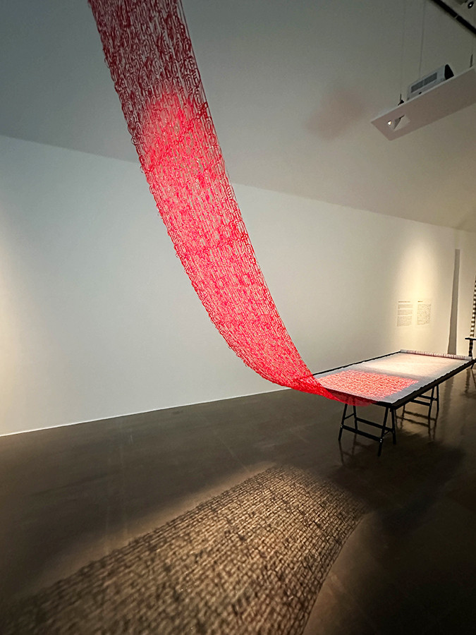 水戸芸術館「須藤玲子：NUNOの布づくり」会場より　ケミカルレース「紙巻き」