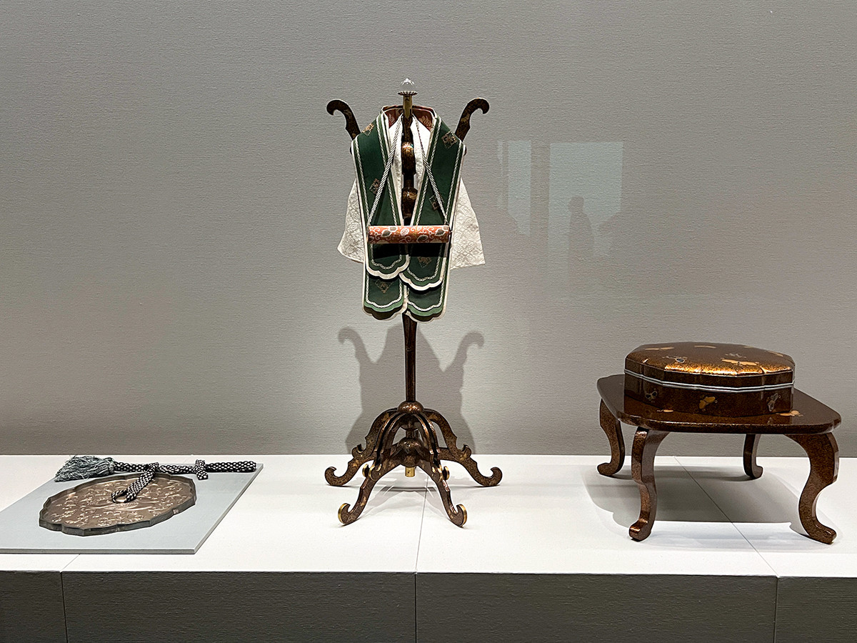 《梨子地螺鈿蒔絵八稜鏡・台》江戸時代（18-19世紀）