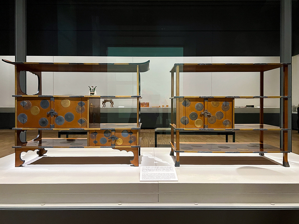 《菊花散蒔絵厨子棚》江戸時代(18-19世紀)