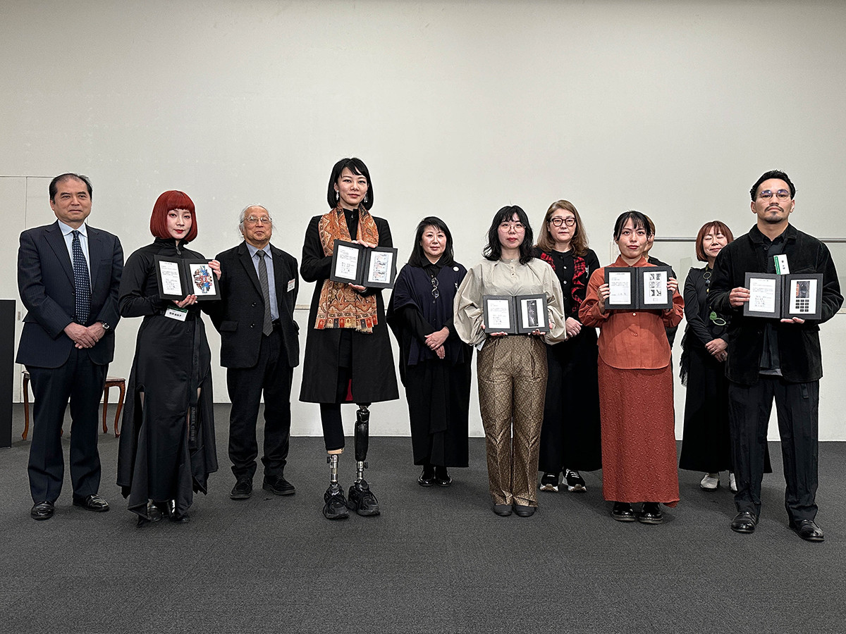 上野の森美術館「VOCA展2024」表彰式より　表彰盾を持つ前列5人の中央が、グランプリの大東忍さん