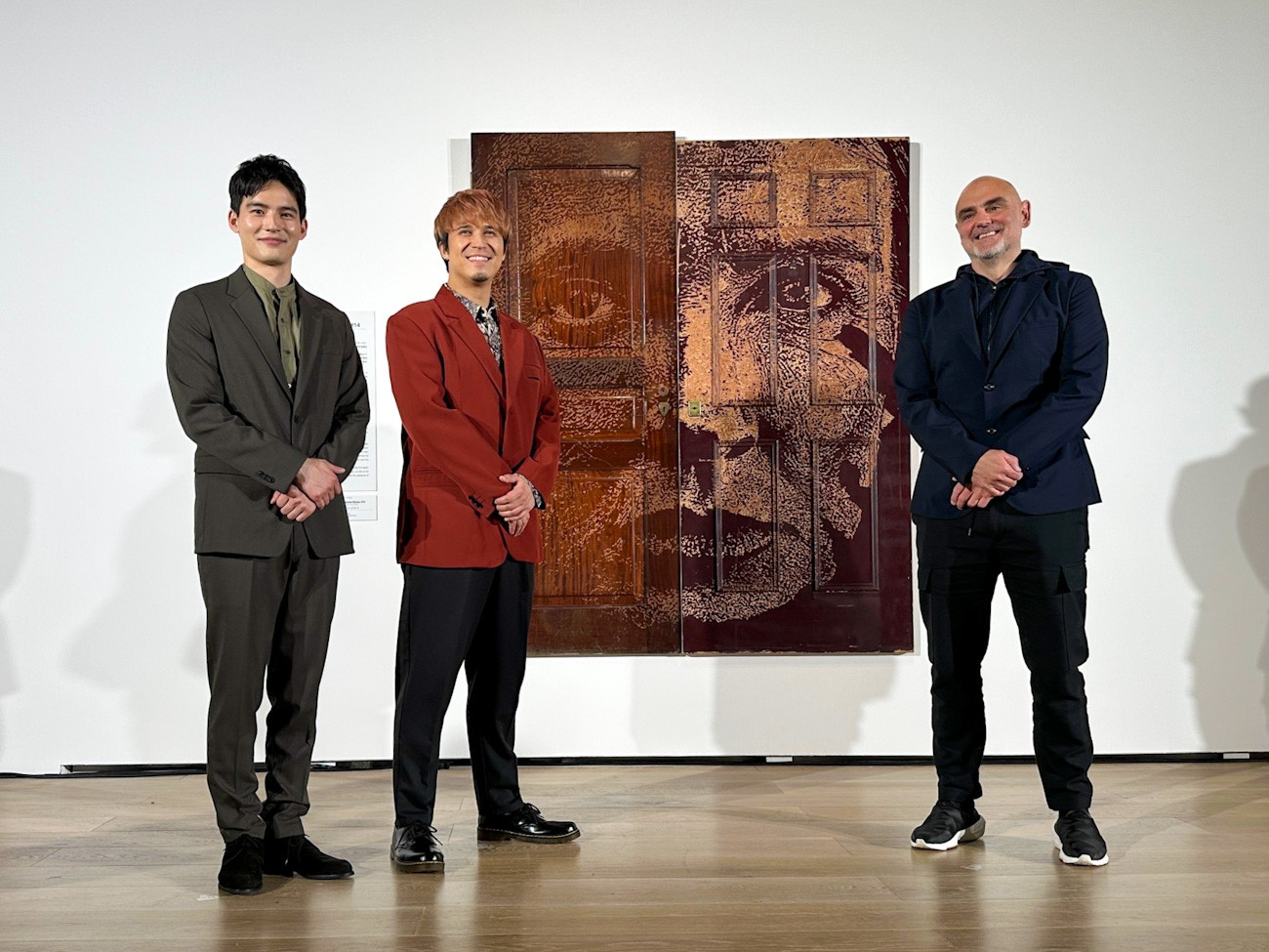 森アーツセンターギャラリー 「MUCA(ムカ)展 ICONS of Urban Art ~バンクシーからカウズまで~」会場 (左から)水上恒司さん、木村昴さん、MUCA創設者のクリスチャン・ウッツさん