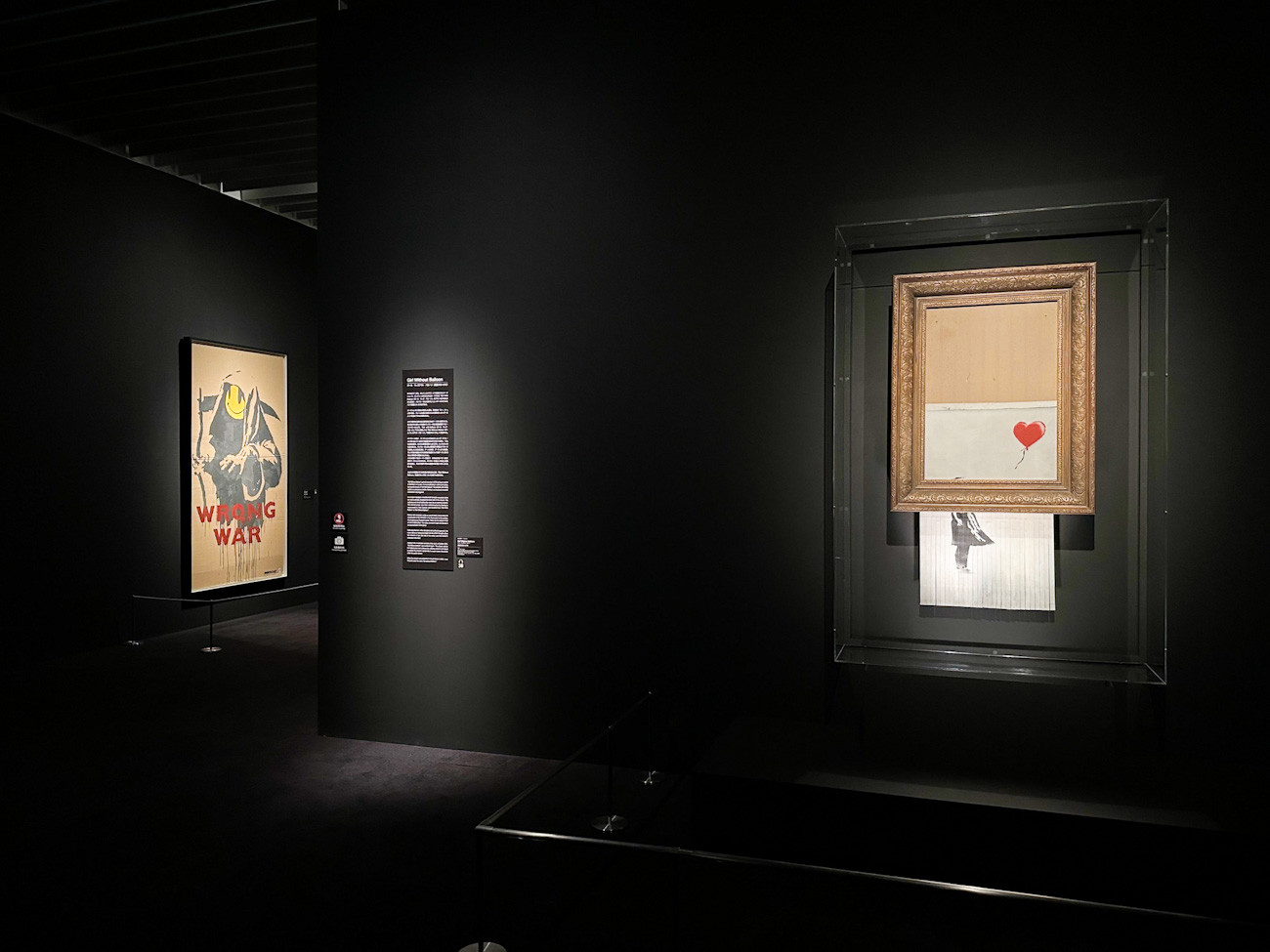 森アーツセンターギャラリー 「MUCA(ムカ)展 ICONS of Urban Art ~バンクシーからカウズまで~」会場 (右)バンクシー/「風船のない少女」(2018年)/Private collection