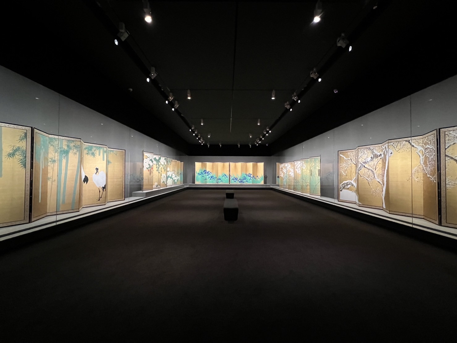泉屋博古館東京「ライトアップ木島櫻谷 ― 四季連作大屛風と沁みる生写し」会場