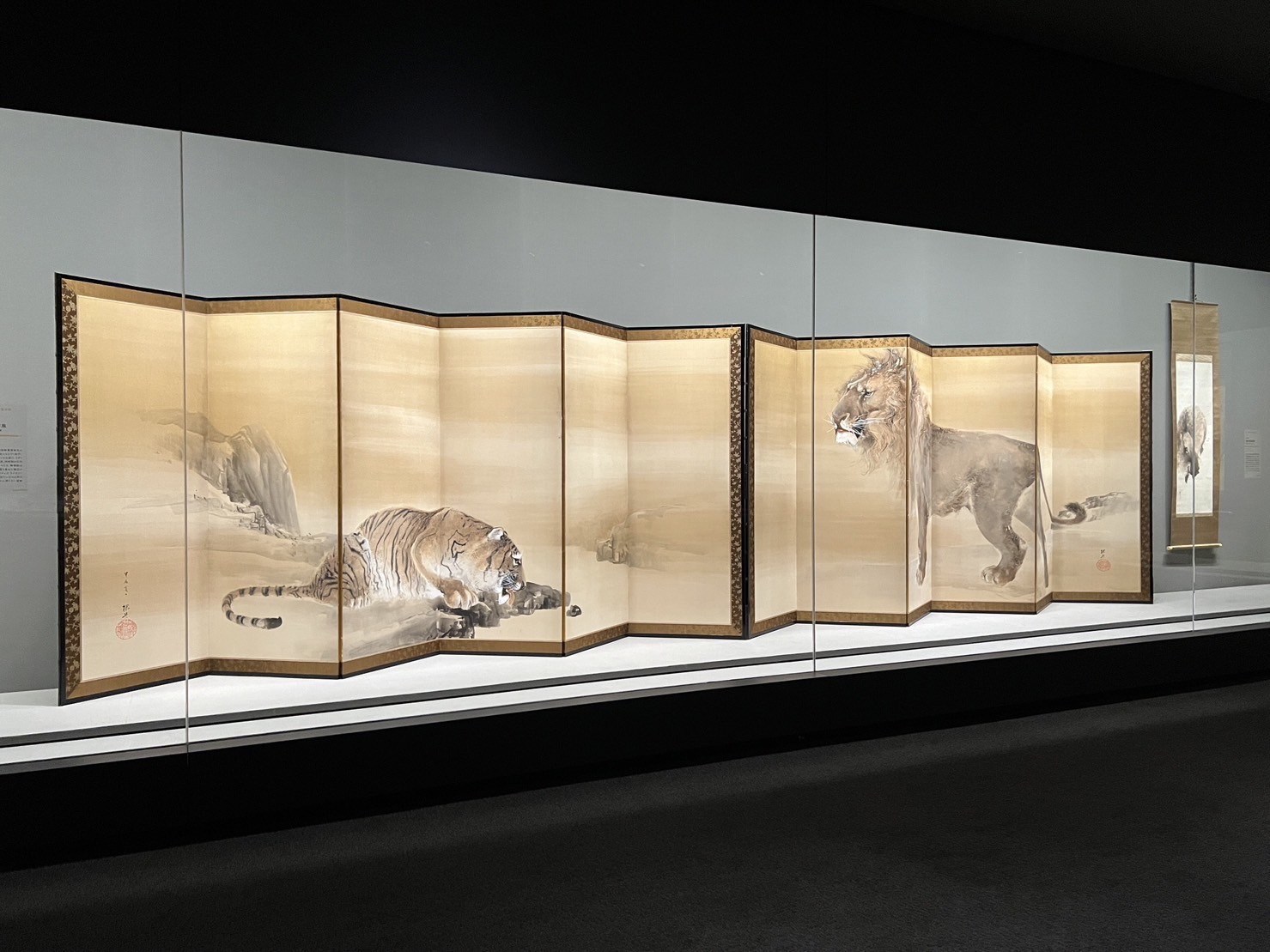 泉屋博古館東京「ライトアップ木島櫻谷 ― 四季連作大屛風と沁みる生写し」会場