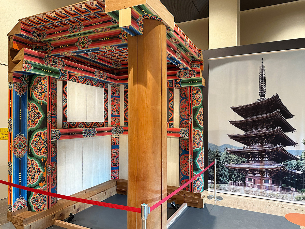 国立歴史民俗博物館「歴博色尽くし」会場より (左)《醍醐寺五重塔彩色模型》昭和34年(1959)国立歴史民俗博物館