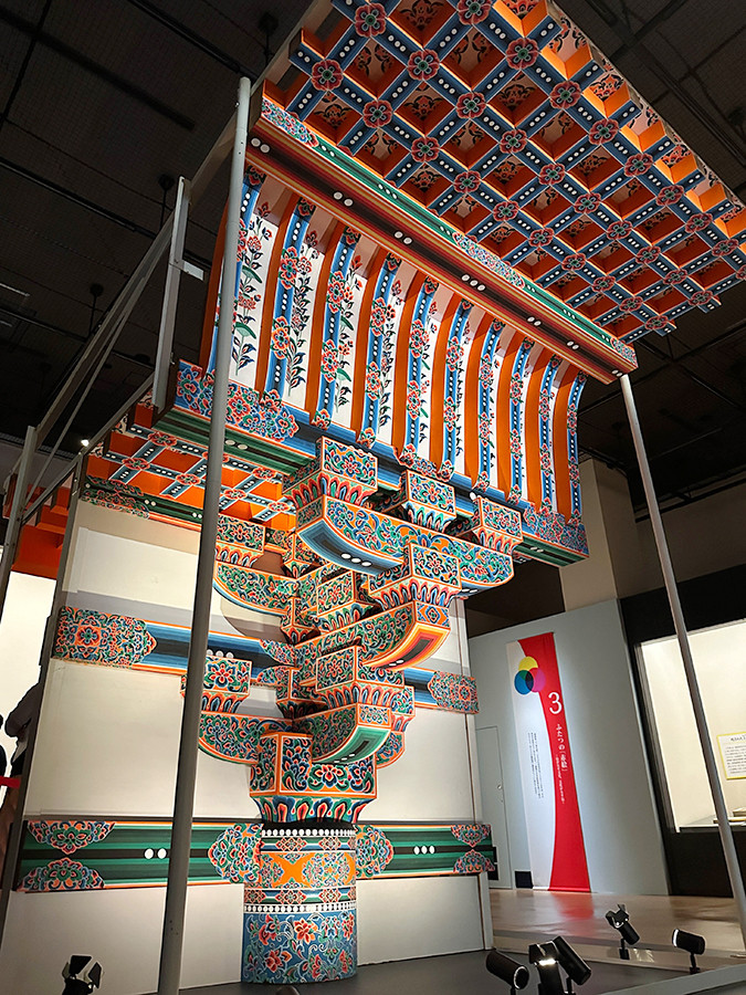 国立歴史民俗博物館「歴博色尽くし」会場より 《平等院鳳凰堂斗栱彩色模型》昭和28年(1953)国立歴史民俗博物館