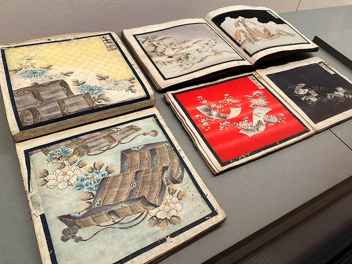国立歴史民俗博物館「歴博色尽くし」会場より 《友禅染見本》明治時代 国立歴史民俗博物館