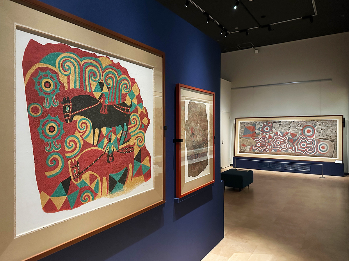 国立歴史民俗博物館「歴博色尽くし」会場より (左手前)《王塚古墳 前室正面戸口右側壁復元模写》原品:古墳時代 国立歴史民俗博物館