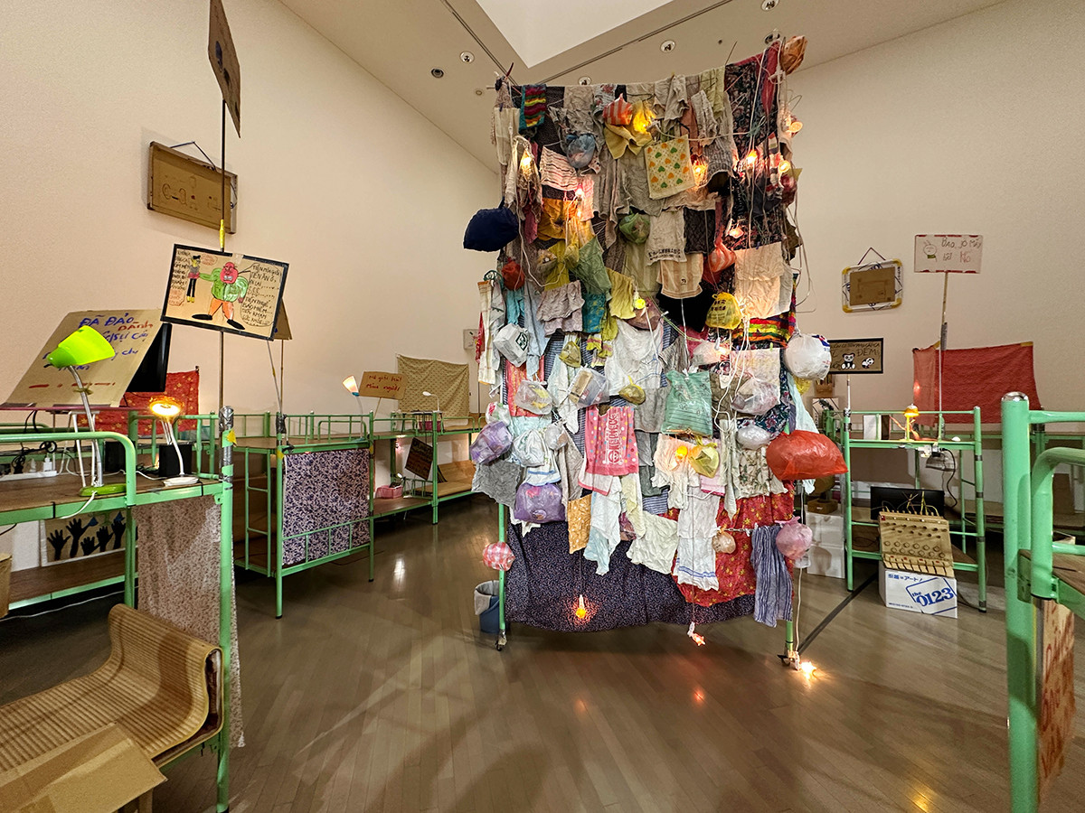 第8回横浜トリエンナーレ「野草:いま、ここで生きてる」会場より 你哥影視社(スー・ユーシェン/蘇育賢、リァオ・シウフイ/廖修慧、ティエン・ゾンユエン/田倧源)《宿舎》2023年/2024年