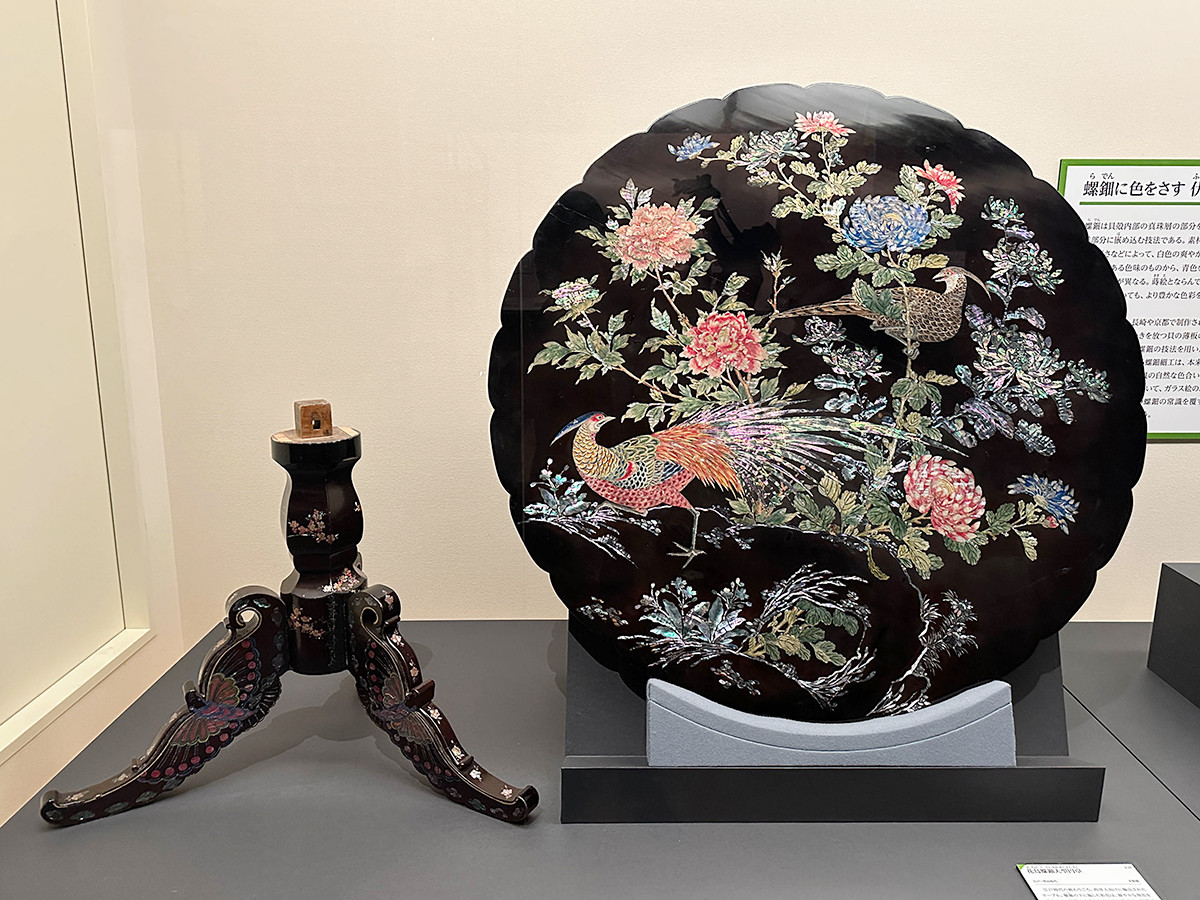 国立歴史民俗博物館「歴博色尽くし」会場より 《花鳥螺鈿大型円卓》江戸~明治時代 国立歴史民俗博物館