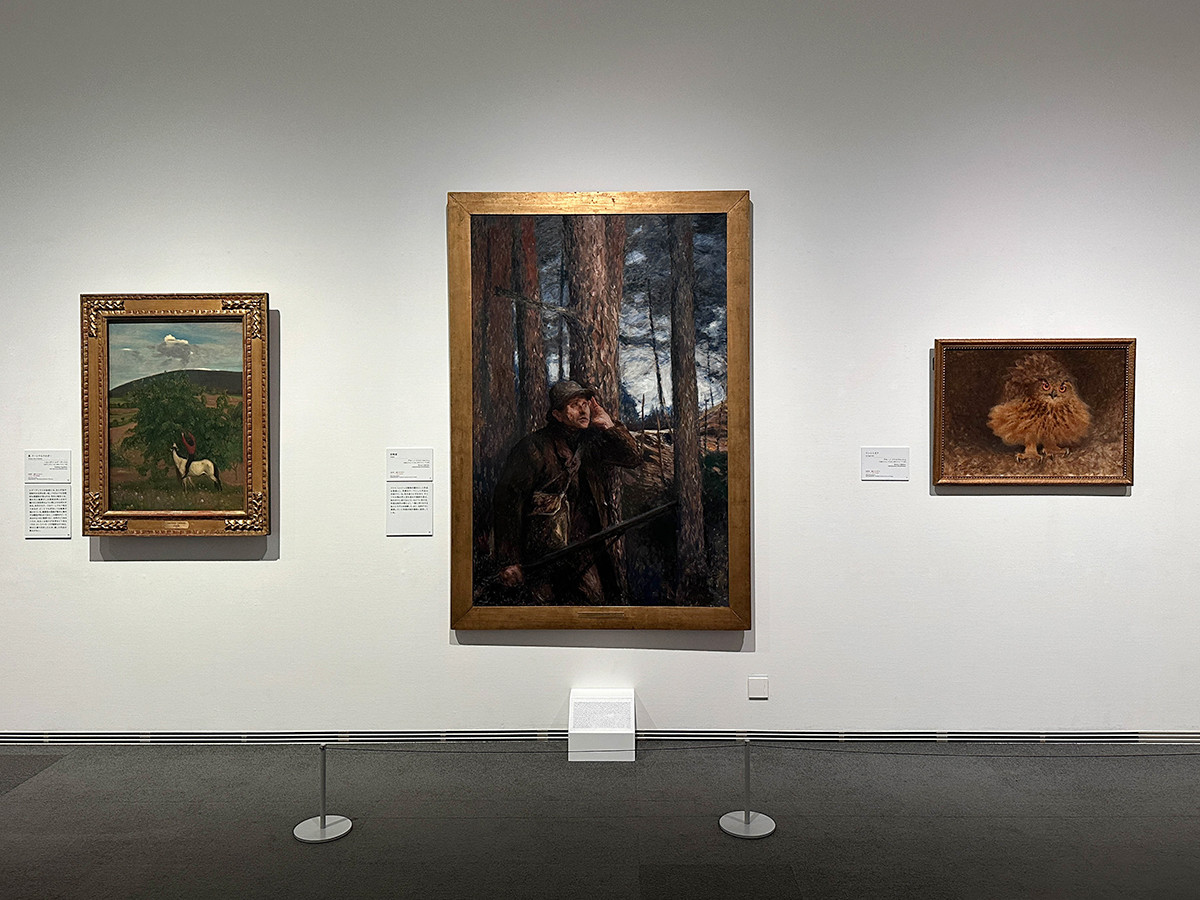 SOMPO美術館「北欧の神秘―ノルウェー・スウェーデン・フィンランドの絵画」会場より　（左から）ハルフダン・エゲーディウス《夏、テーレマルクのボー》1896年　ノルウェー国立美術館 ／ ブルーノ・リリエフォッシュ《密猟者》1894年　スウェーデン国立美術館 ／ ブルーノ・リリエフォッシュ《ワシミミズク》1905年　スウェーデン国立美術館