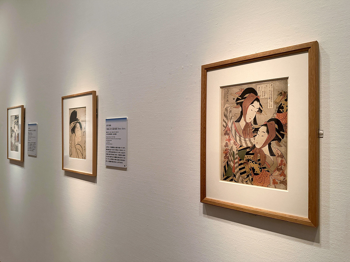 東京藝術大学大学美術館「大吉原展」会場より　（右手前）鳥高斎栄昌《春駒》寛政5～6年（1793～94）頃　大英博物館