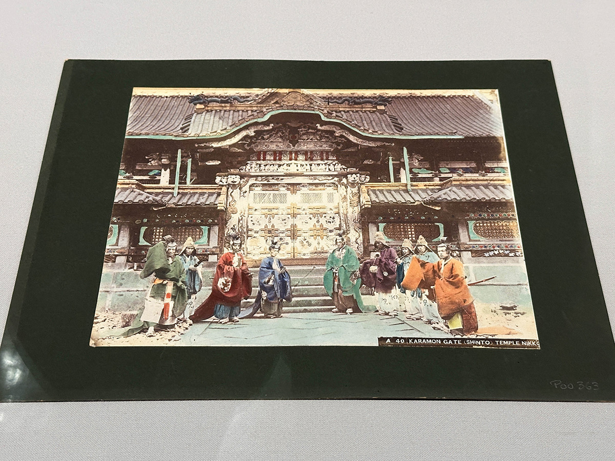 神戸市立博物館　特別展「Colorful JAPAN―幕末・明治手彩色写真への旅」会場より　《A40「KARAMON GATE（SHINTO）TEMPLE NIKKO」》明治時代中期〜後期　ピエール・セルネ氏蔵